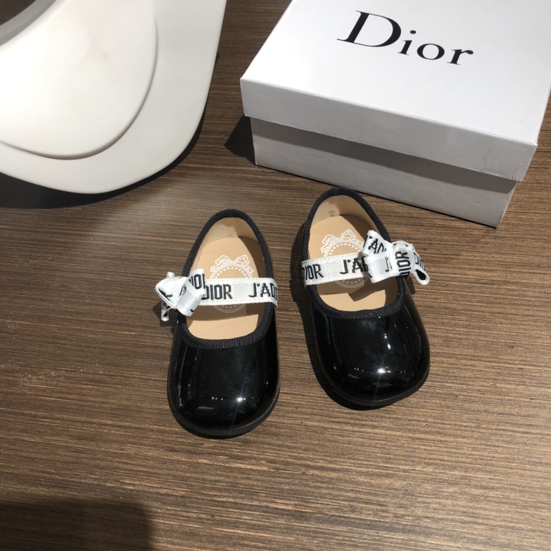 Children's shoes child